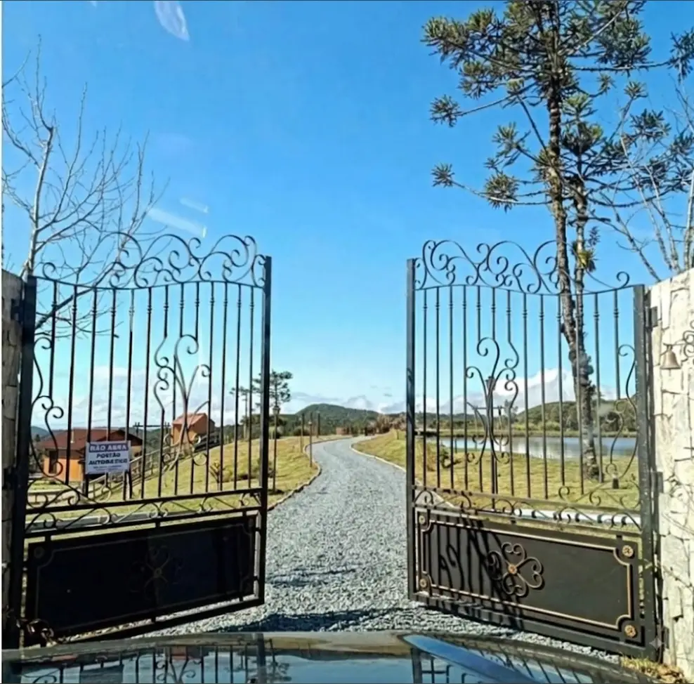 Portão automático de acesso privativo da Cabana La Provence